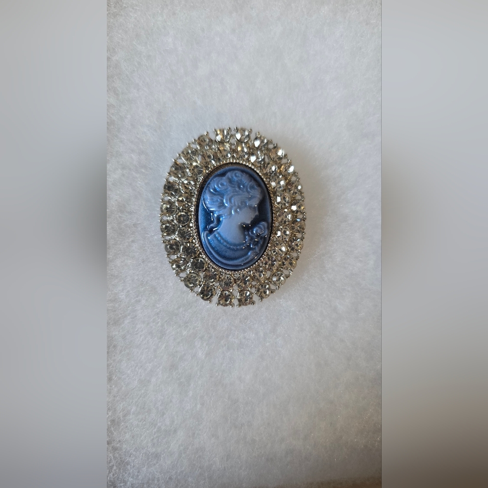 Vintage-Inspired Cameo Crystal Brooch (Various Colors In Pics)